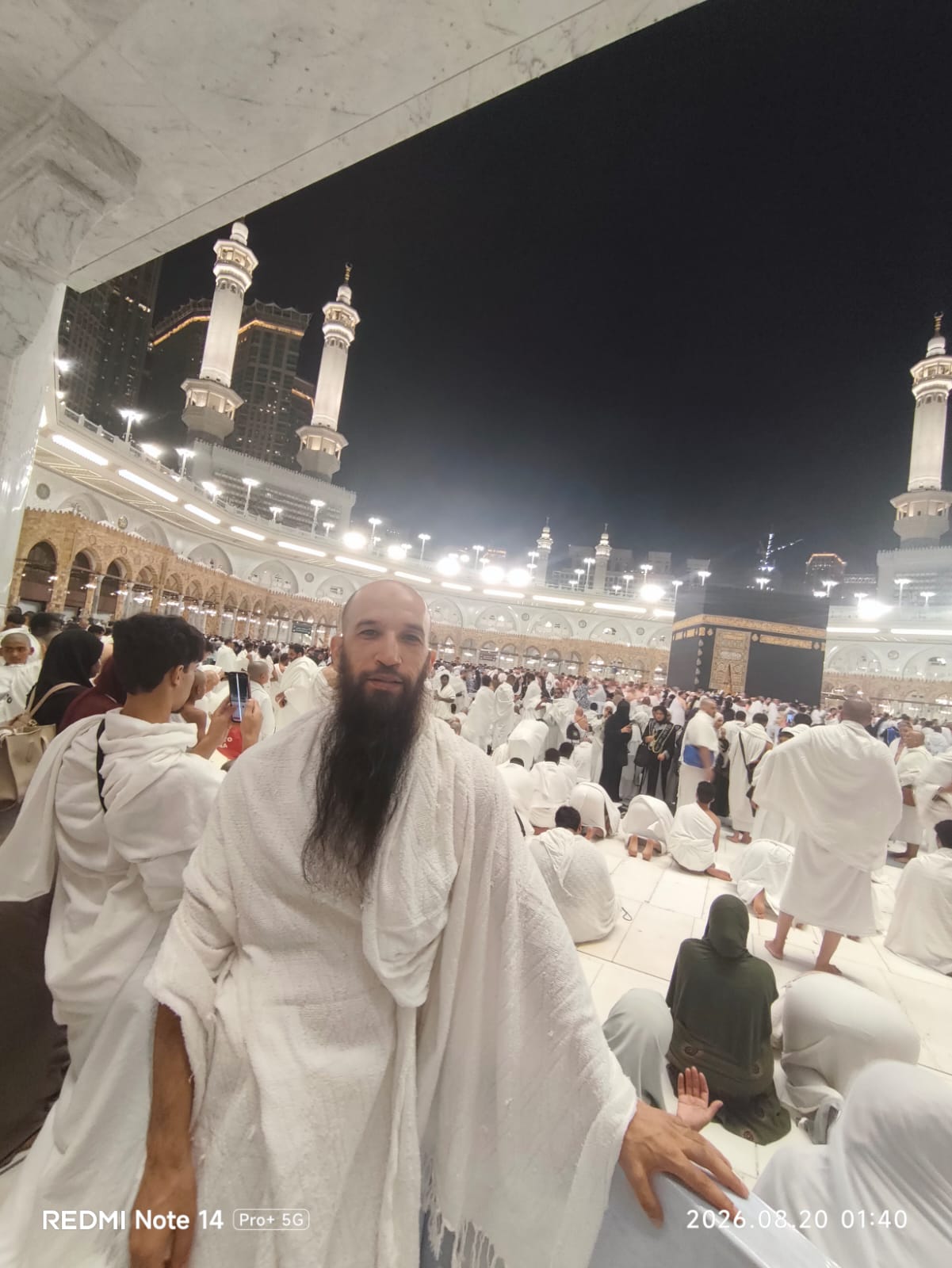 La Kaaba illuminata di notte nella Grande Moschea della Mecca